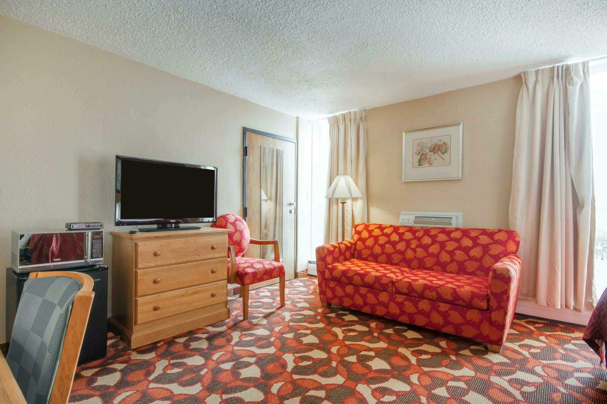 Wingate By Wyndham Sheboygan Hotel Exterior photo